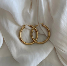 Load image into Gallery viewer, Classic Gold Hollow Hoops 1in.