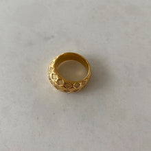 Load image into Gallery viewer, Checkered 18k Gold Ring
